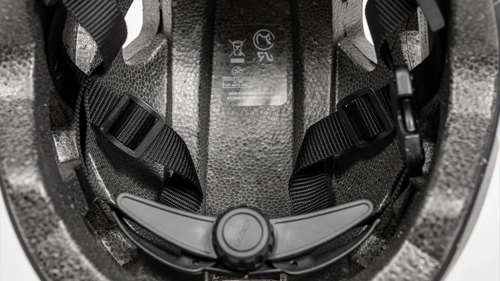 Détail de l'intérieur d'un casque vélo montrant la structure de protection